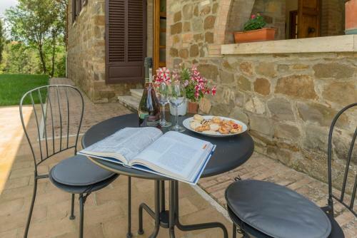 San Giovanni D'asso Villa Sleeps 8 Pool Air Con