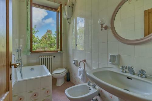 San Giovanni D'asso Villa Sleeps 8 Pool Air Con
