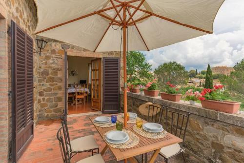 San Giovanni D'asso Villa Sleeps 8 Pool Air Con