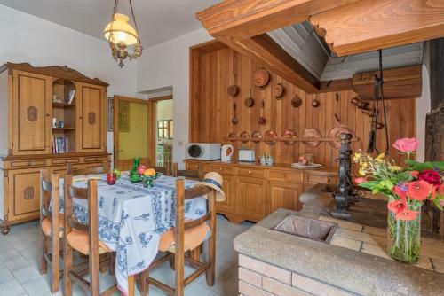 San Giovanni D'asso Villa Sleeps 8 Pool Air Con