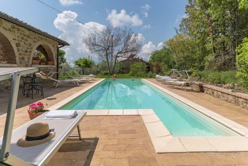 San Giovanni D'asso Villa Sleeps 8 Pool Air Con