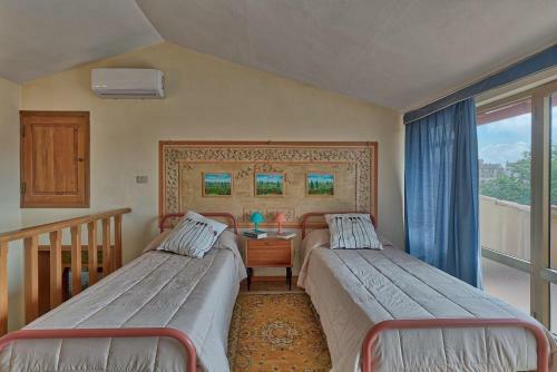 San Giovanni D'asso Villa Sleeps 8 Pool Air Con