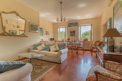 San Giovanni D'asso Villa Sleeps 8 Pool Air Con