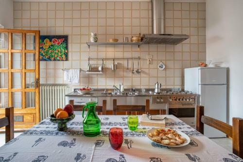 San Giovanni D'asso Villa Sleeps 8 Pool Air Con