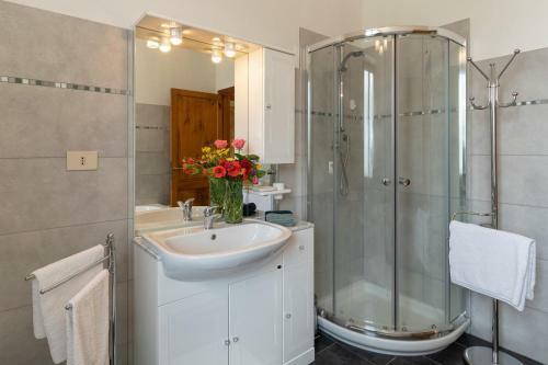 San Giovanni D'asso Villa Sleeps 8 Pool Air Con