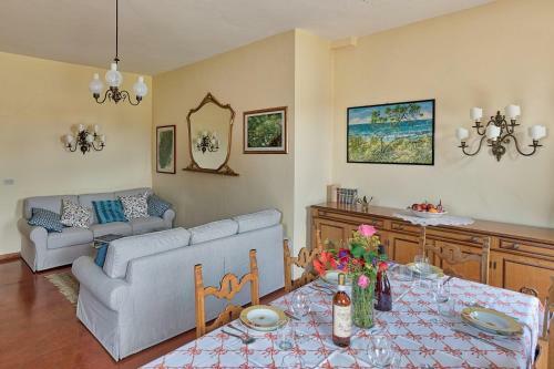 San Giovanni D'asso Villa Sleeps 8 Pool Air Con