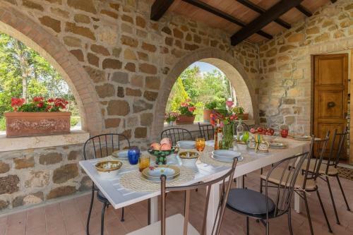 San Giovanni D'asso Villa Sleeps 8 Pool Air Con