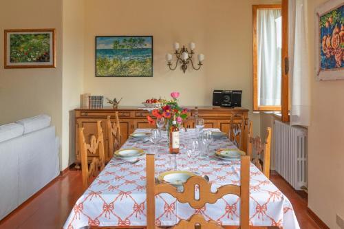 San Giovanni D'asso Villa Sleeps 8 Pool Air Con