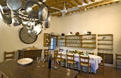 San Giovanni D'asso Villa Sleeps 7 Pool Air Con