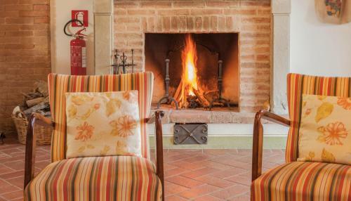 San Giovanni D'asso Villa Sleeps 5 Pool Air Con