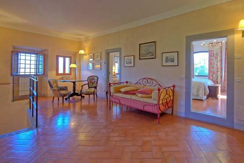San Donato In Collina Apartment Sleeps 12