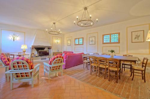 San Donato In Collina Apartment Sleeps 12
