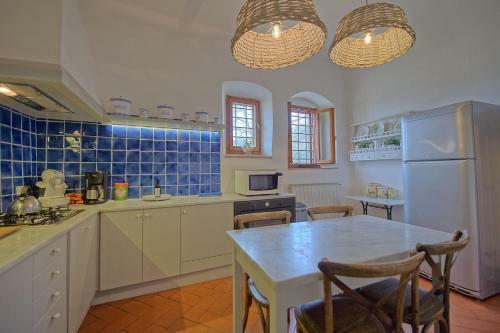San Donato In Collina Apartment Sleeps 12