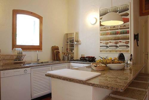 Porto Pino Villa Sleeps 10 Wifi