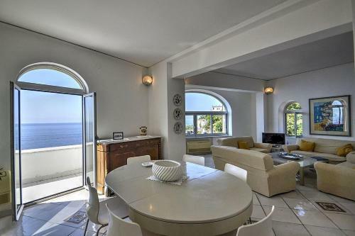 Praiano Villa Sleeps 10 Air Con Wifi