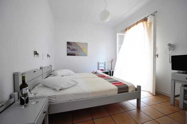Akrotiri Hotel