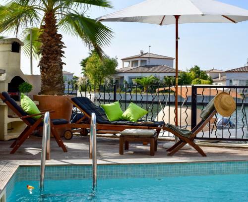 Aigues-mortes Villa Sleeps 4 Pool Air Con Wifi