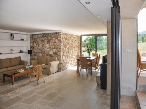 Five-bedroom Holiday Home In Bagnols En Foret