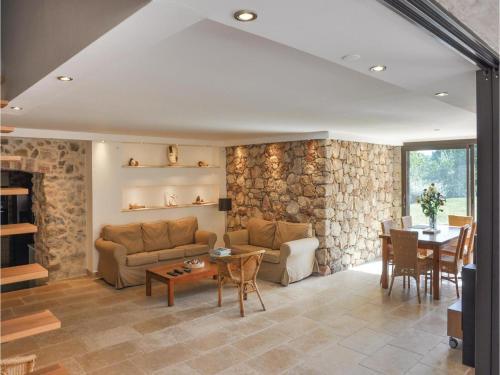 Five-bedroom Holiday Home In Bagnols En Foret