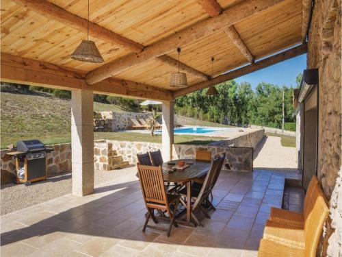 Five-bedroom Holiday Home In Bagnols En Foret