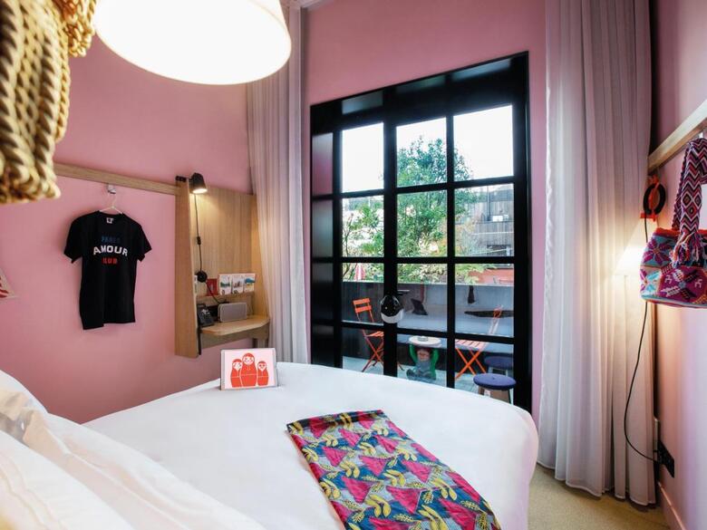 Mob Hotel Paris Les Puces