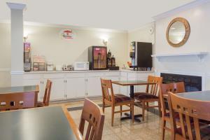 Hotel *super 8 Motel Atlanta Northeast*