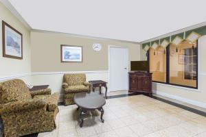 Hotel *super 8 Motel Atlanta Northeast*