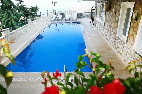 6 Bedroom Villa With Private Pool