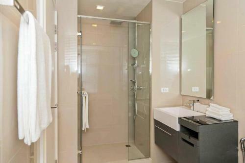 Apartamentos The Deck Patong By Favstay