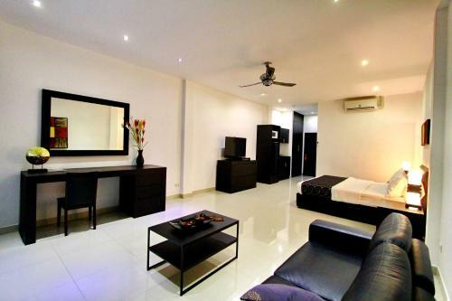 Hotel East Suites