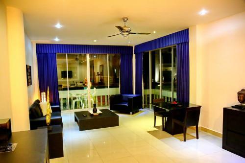 Hotel East Suites