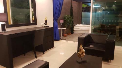 Hotel East Suites