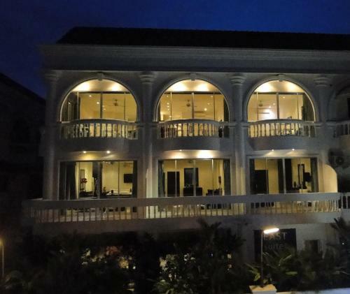Hotel East Suites