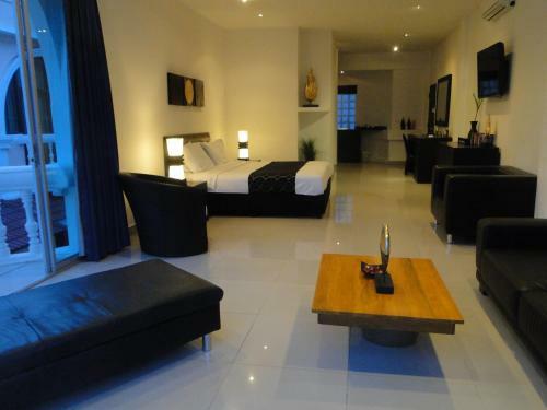 Hotel East Suites