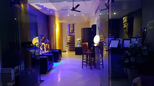 Hotel East Suites