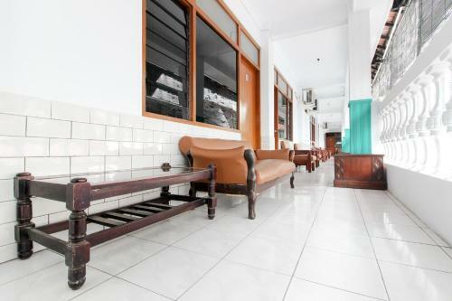 Hostal Reddoorz Plus Near Alun Alun Selatan