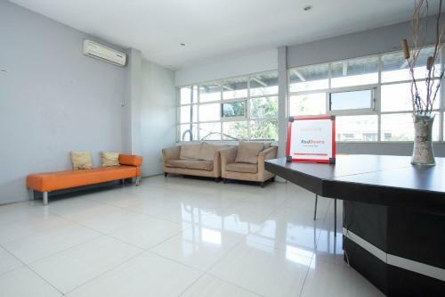 Hostal Reddoorz Near Suroboyo Carnival Park