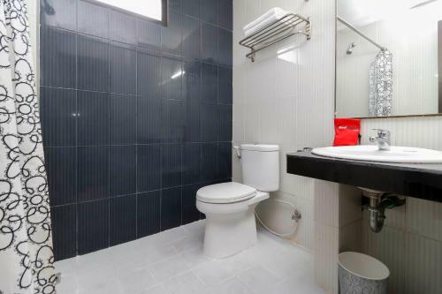 Hostal Reddoorz Plus Near Karebosi Area