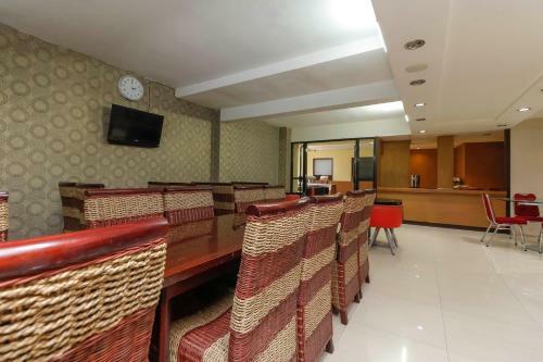 Hostal Reddoorz Plus Near Karebosi Area