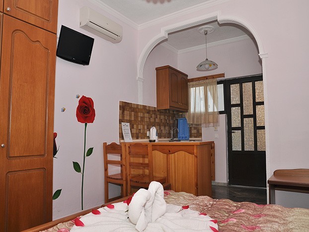 Makis Studios Apartments