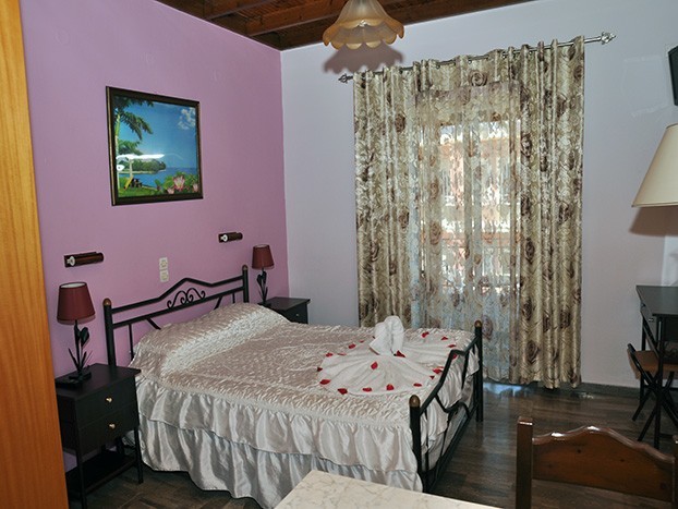 Makis Studios Apartments