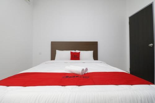 Hotel Reddoorz Plus Near Kepri Mall