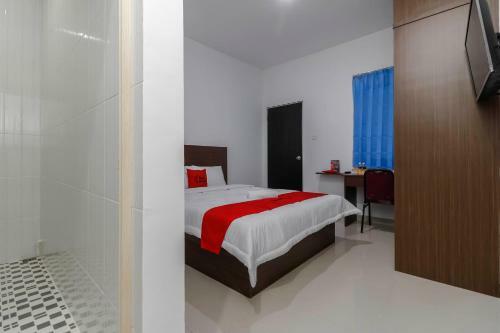 Hotel Reddoorz Plus Near Kepri Mall