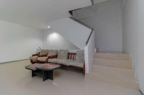 Hotel Reddoorz Plus Near Kepri Mall