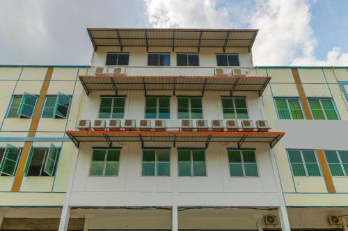 Hotel Reddoorz Plus Near Kepri Mall