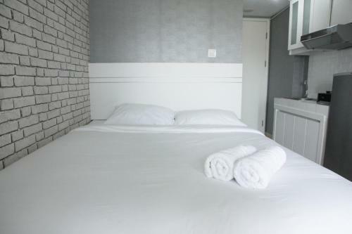 Modern And Comfortable Studio Apartment Springlake Summarecon Near Summarecon By Travelio