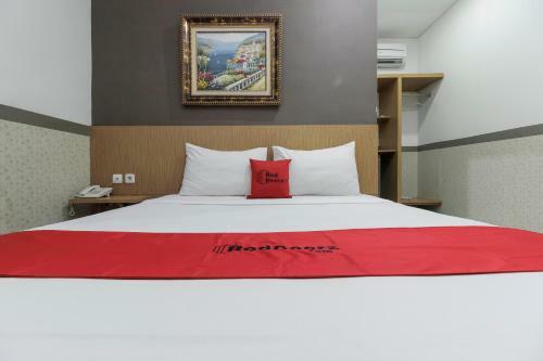 Hotel Reddoorz Plus @ Tuparev Cirebon