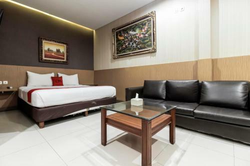 Hotel Reddoorz Plus @ Tuparev Cirebon
