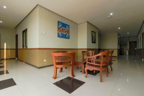 Hotel Reddoorz Plus @ Tuparev Cirebon