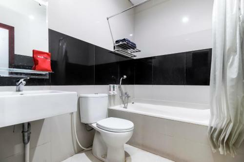 Hotel Reddoorz Plus @ Tuparev Cirebon